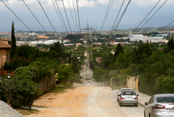 Fins al 2014, les torres de la línia elèctrica de molt alta tensió ocupava bona part de l'avinguda de Baixador. FOTO: Artur Ribera