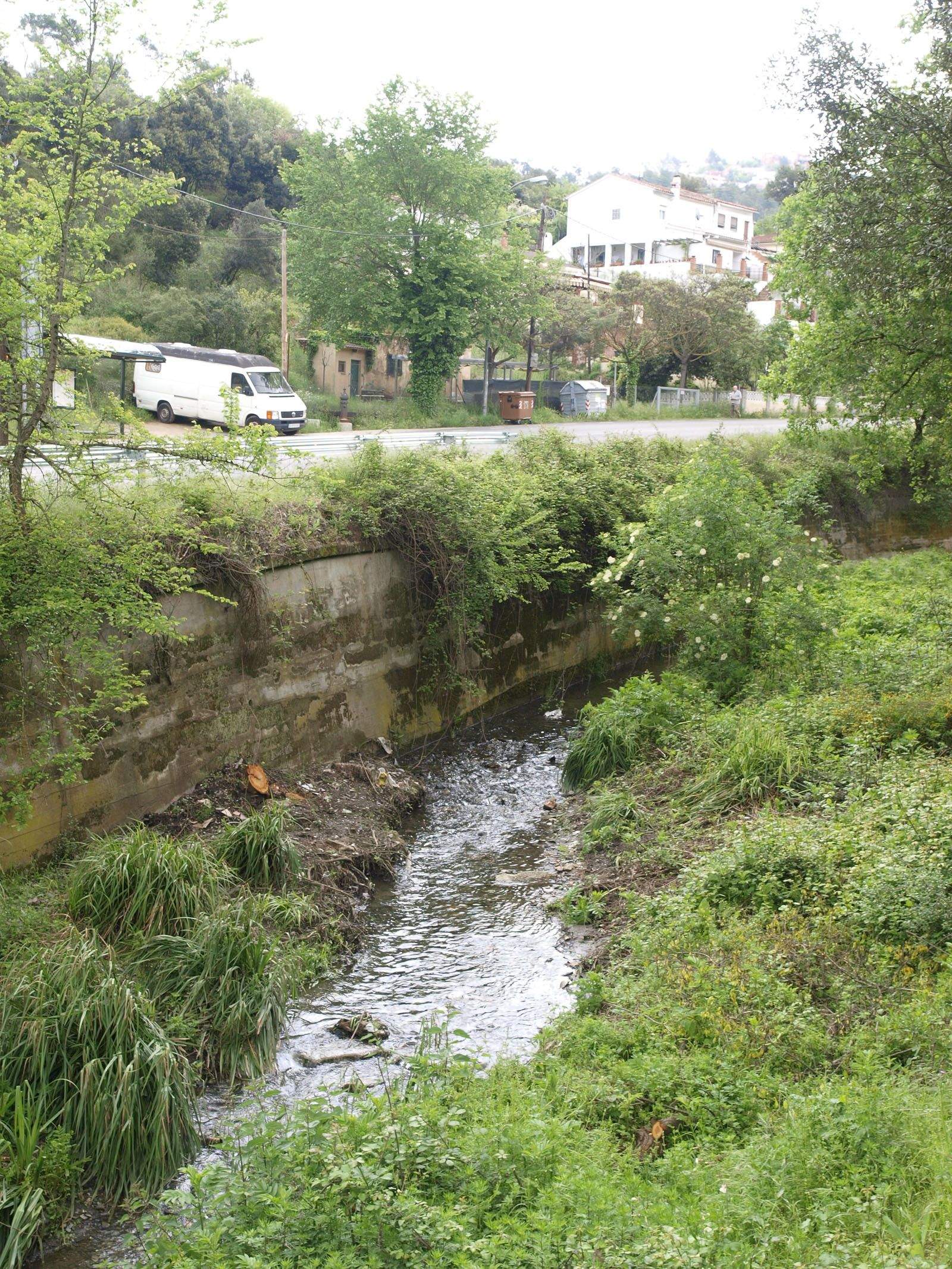  El mur verd que havia de servir com a contenció de la riera serà més petit. FOTO: Artur Ribera