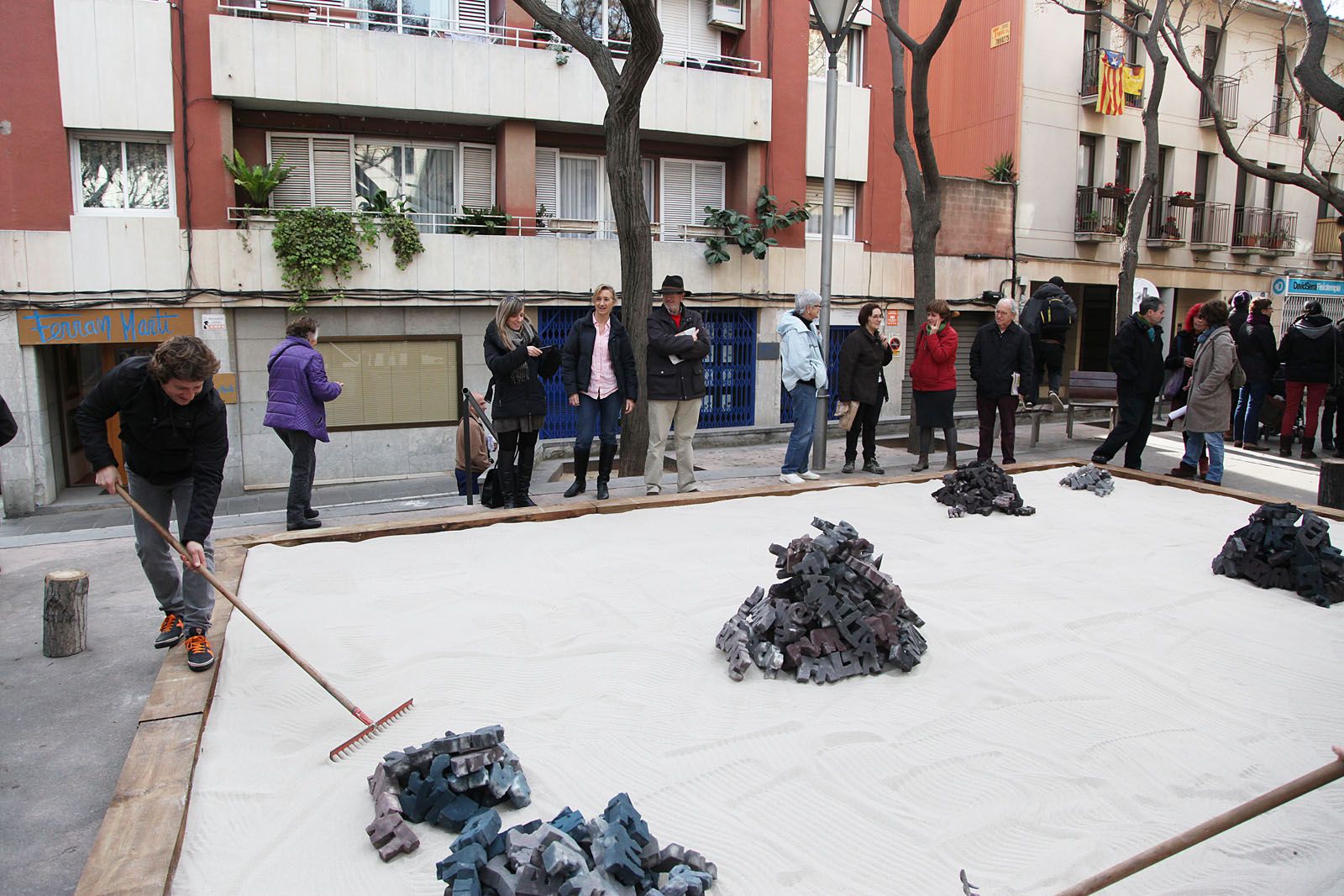 La instal&middot;laci&oacute; situada a la pla&ccedil;a de Mag&iacute; Bartralot FOTO: Lali Puig