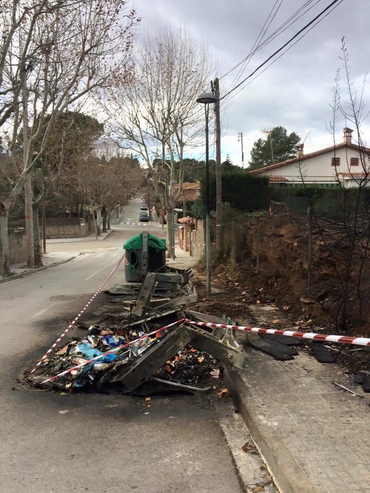 Al passeig Orqu&iacute;dia s'han cremat 5 contenidors i 100 metres quadrats de matolls, FOTO: Cedida