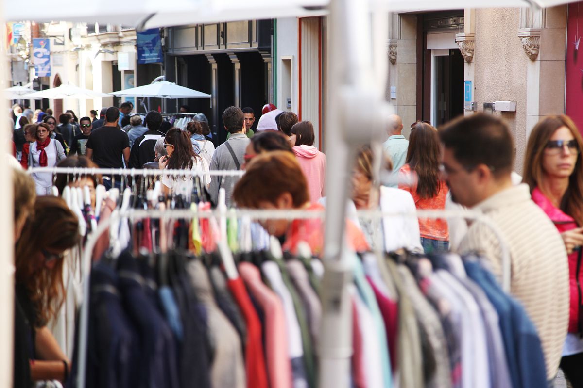Aquest dissabte les botigues surten al carrer amb importants descomptes FOTO: Lali Puig