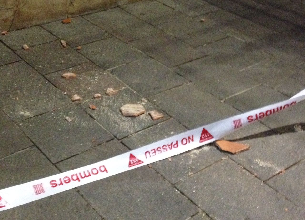 Trossos de la fa&ccedil;ana de l'habitatge que han caigut al terra FOTO: Lali Puig