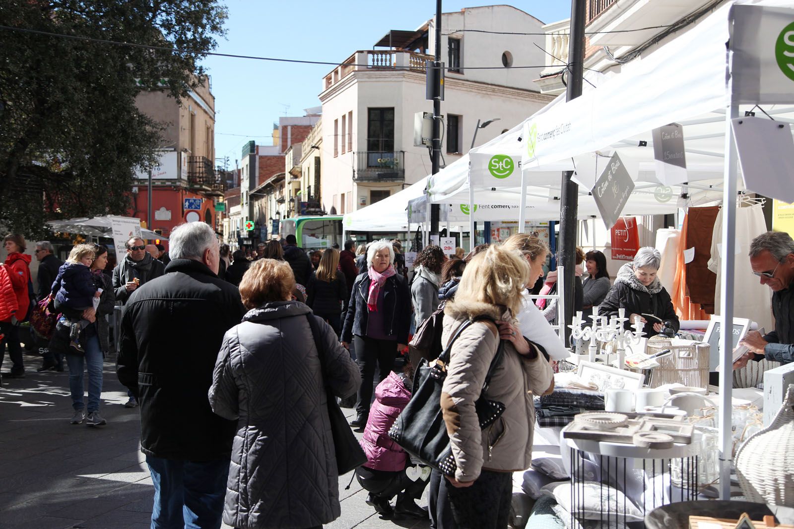 Els carrers no s'han omplert del tot però les botigues han anat venent FOTO: Lali Puig