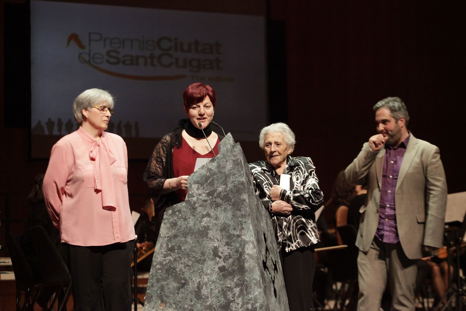 La Coral Tardor, amb la seva fundadora, durant el lliurament de premis  FOTO: Artur Ribera
