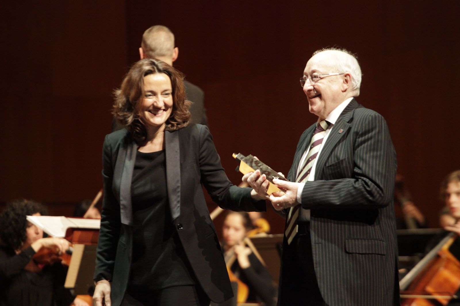 L'actor Jaume Pla recollint el premi de mans de l'alcaldessa, Mercè Conesa  FOTO: Artur Ribera