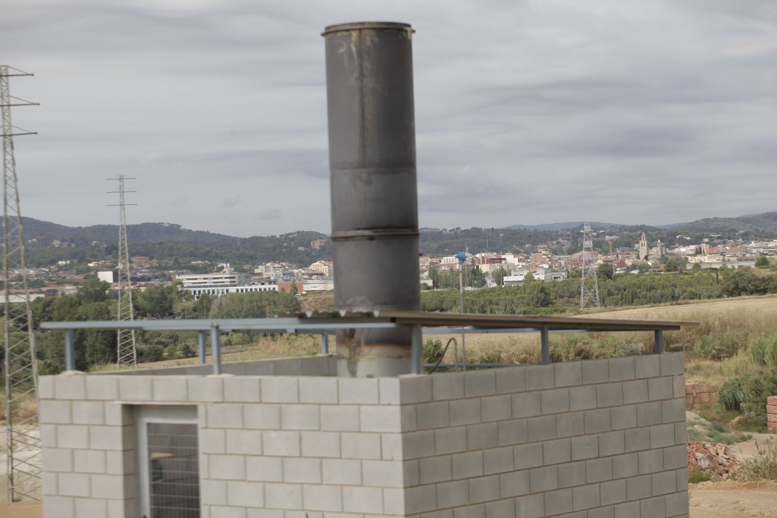 Una de les xemeneies per on surt el gas cremat FOTO: Artur Ribera Una de les xemeneies per on surt el gas cremat FOTO: Artur Ribera