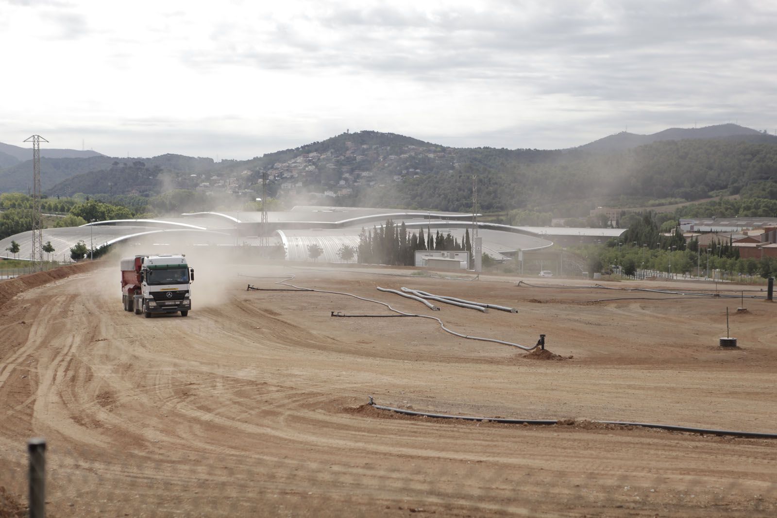 Els camions havien de portar terra a l'abocador per evitar la sortida de gasos FOTO: Artur Ribera