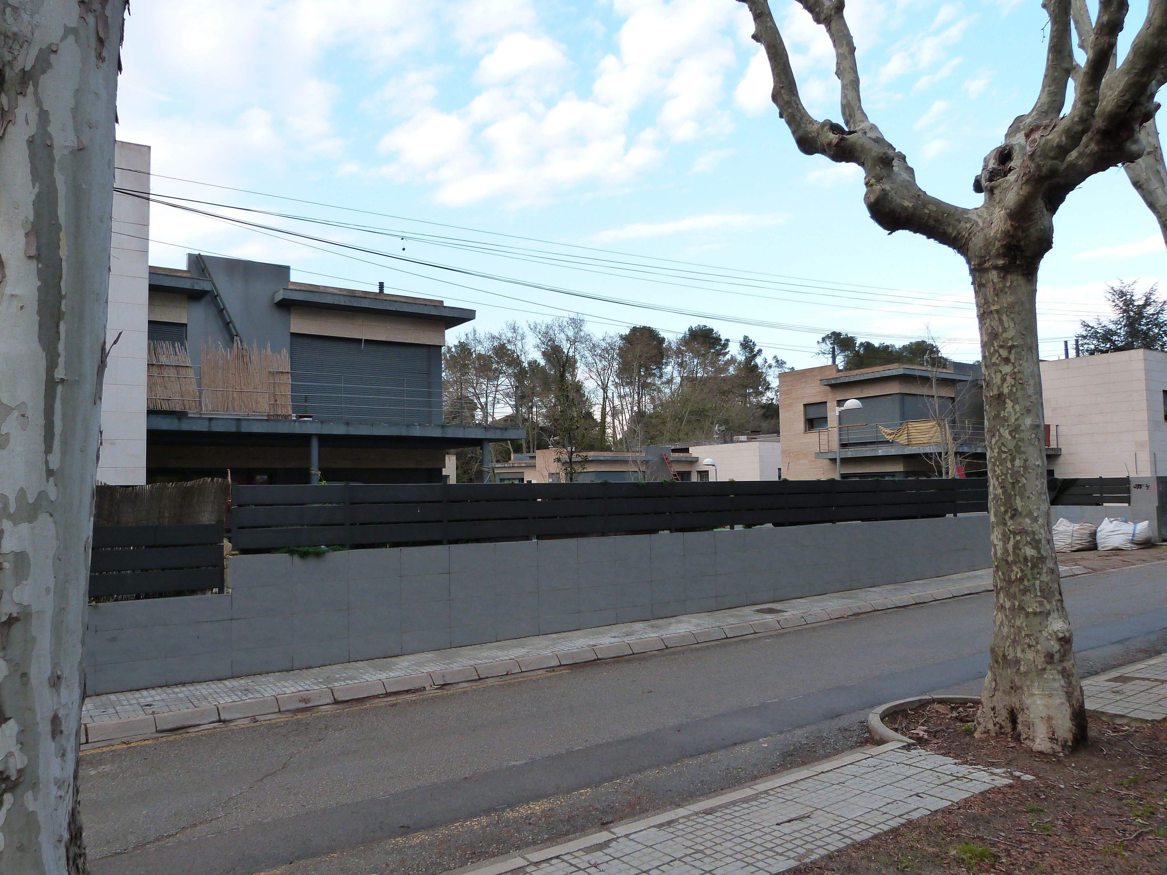 Cases okupades a Valldoreix, al barri de Can Montmany, que ha denunciat Puig FOTO: Bernat Bella