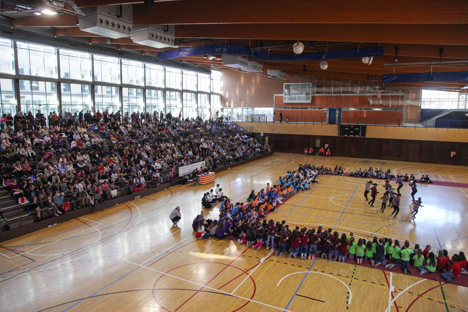 El nombre de participants ha estat un &egrave;xit, i entre infants i fam&iacute;lies han omplert completament el Pavell&oacute; 3 FOTO: Lali Puig