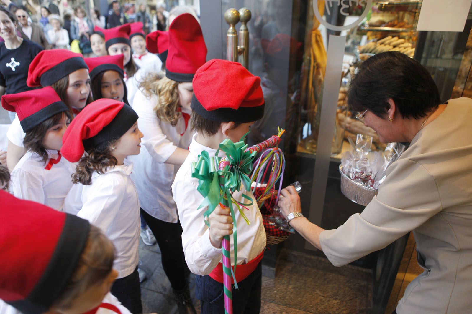 El nens i nenes han entonat la cançó Falgueres de Pasqua enfront de la pastisseria Sabat. FOTO: Artur Ribera
