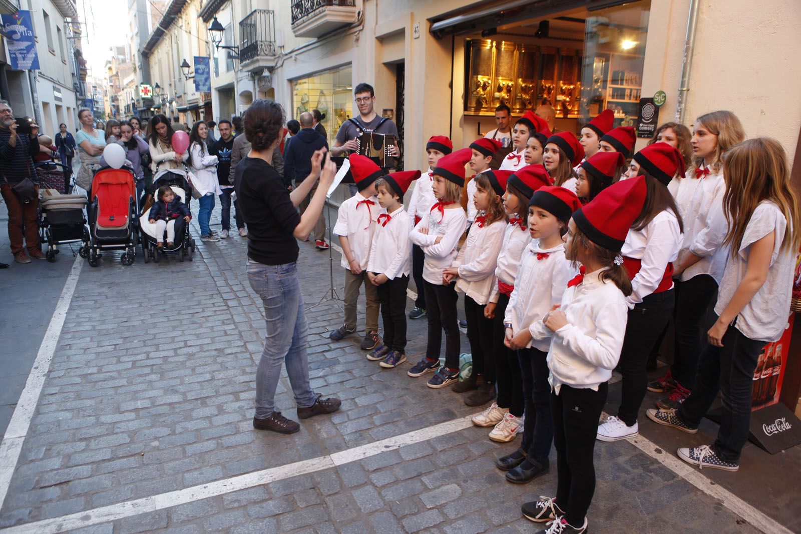 El membres de la coral s'han anat siposant en diferents formacions epr cantar-hi. FOTO: Artur Ribera