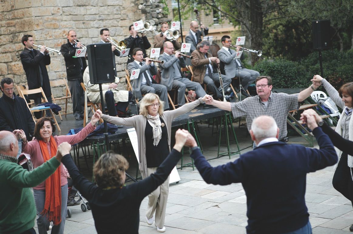 Torna la tradicional ballada de sardanes  FOTO: Artur Ribera