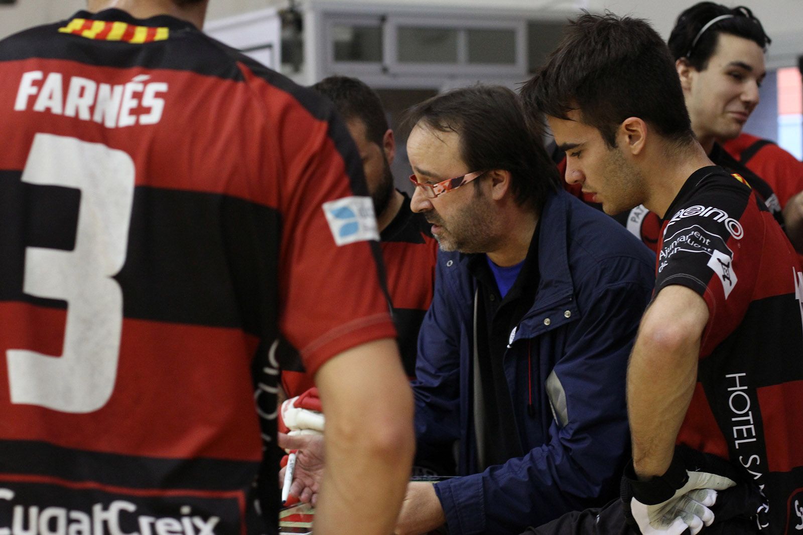 L'entrenador del PHC Sant Cugat, Francesc Sucarrats, donant instruccions als seus jugadors FOTO: Haidy Blanch