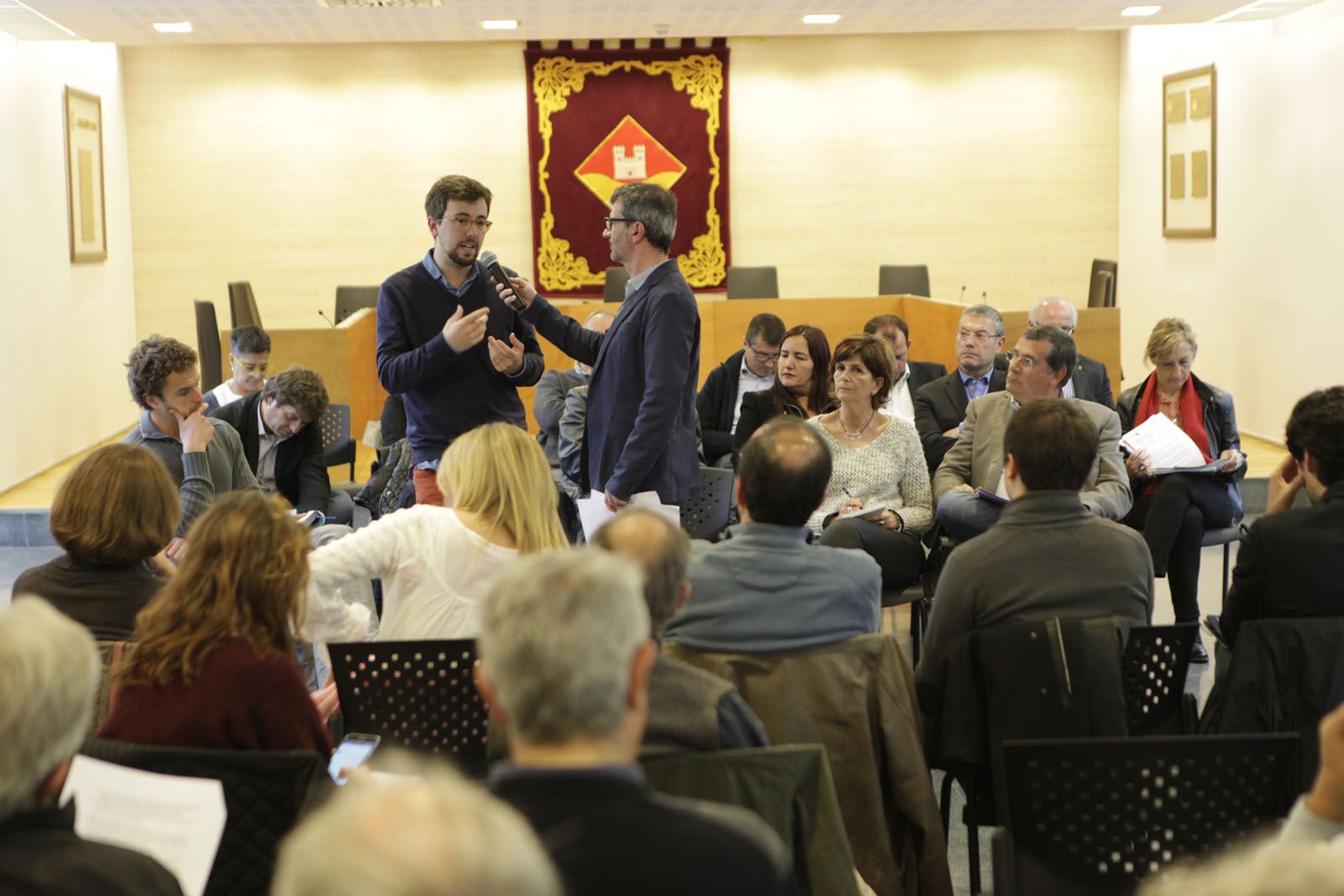 Xavier Gavaldà, vocal d'Economia de Valldoreix, amb Josep Maria Vallès, director del TOT Sant Cugat FOTO: Artur Ribera