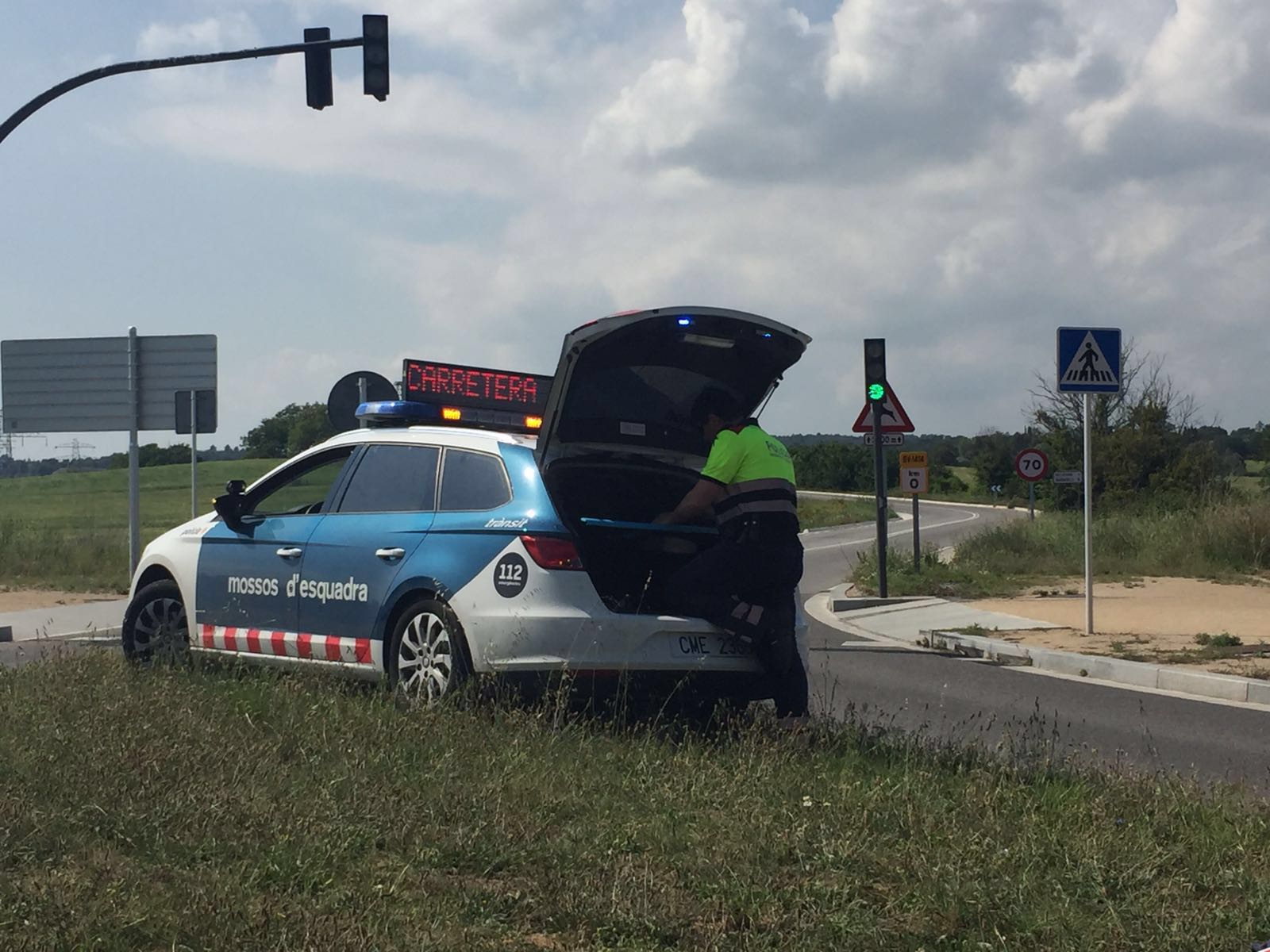 Els Mossos d'Esquadra s'han despla&ccedil;at fins a la carretera de Bellaterra FOTO: Cedida