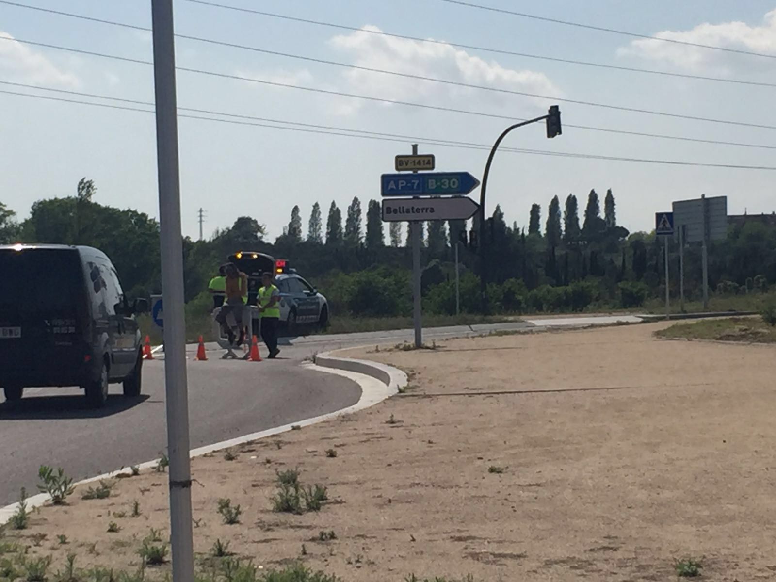 Tr&agrave;nsit tallat a la carretera de Bellaterra FOTO: Cedida