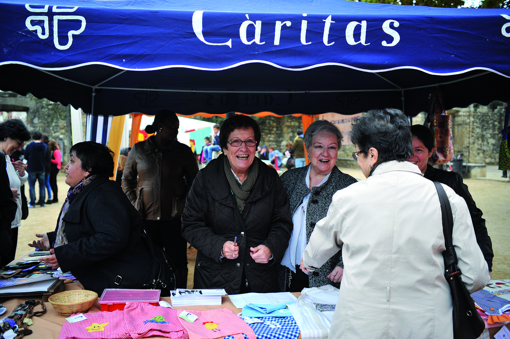 Un estand de Càritas en la Festa de Tardor de 2012, a la plaça d’Octavià FOTO: Amanda Bernal
