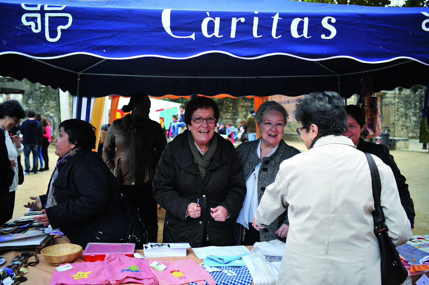Un estand de Càritas en la Festa de Tardor de 2012, a la plaça d’Octavià FOTO: Amanda Bernal