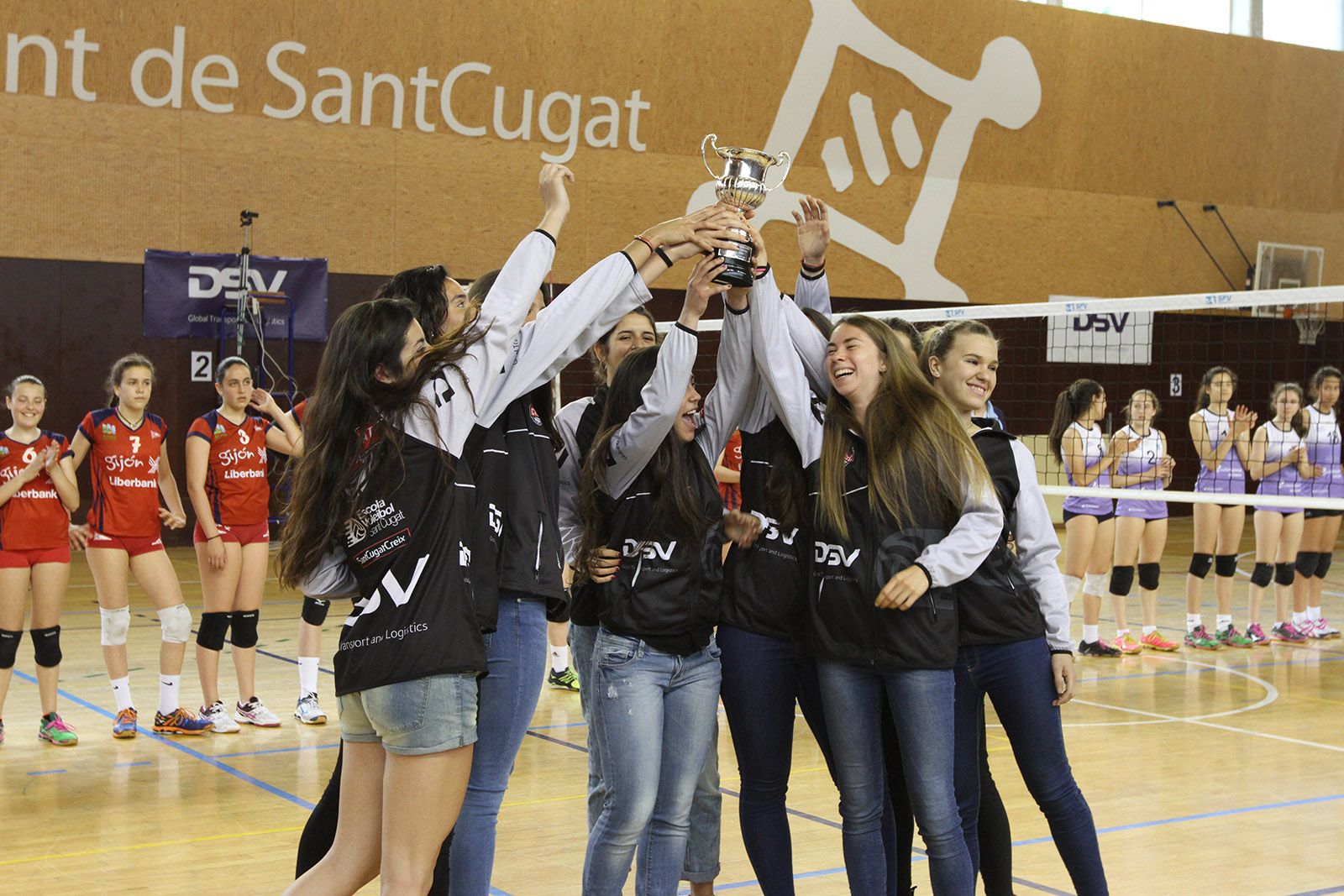 Les jugadores del sènior A recullen el trofeu de subcampiones de Superlliga 2 FOTO: Haidy Blanch