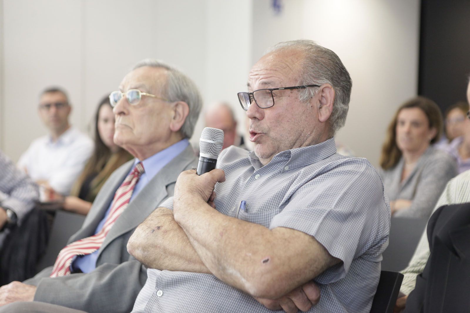 El Sr. Jurado demanant resposta en castellà  FOTO: Artur Ribera