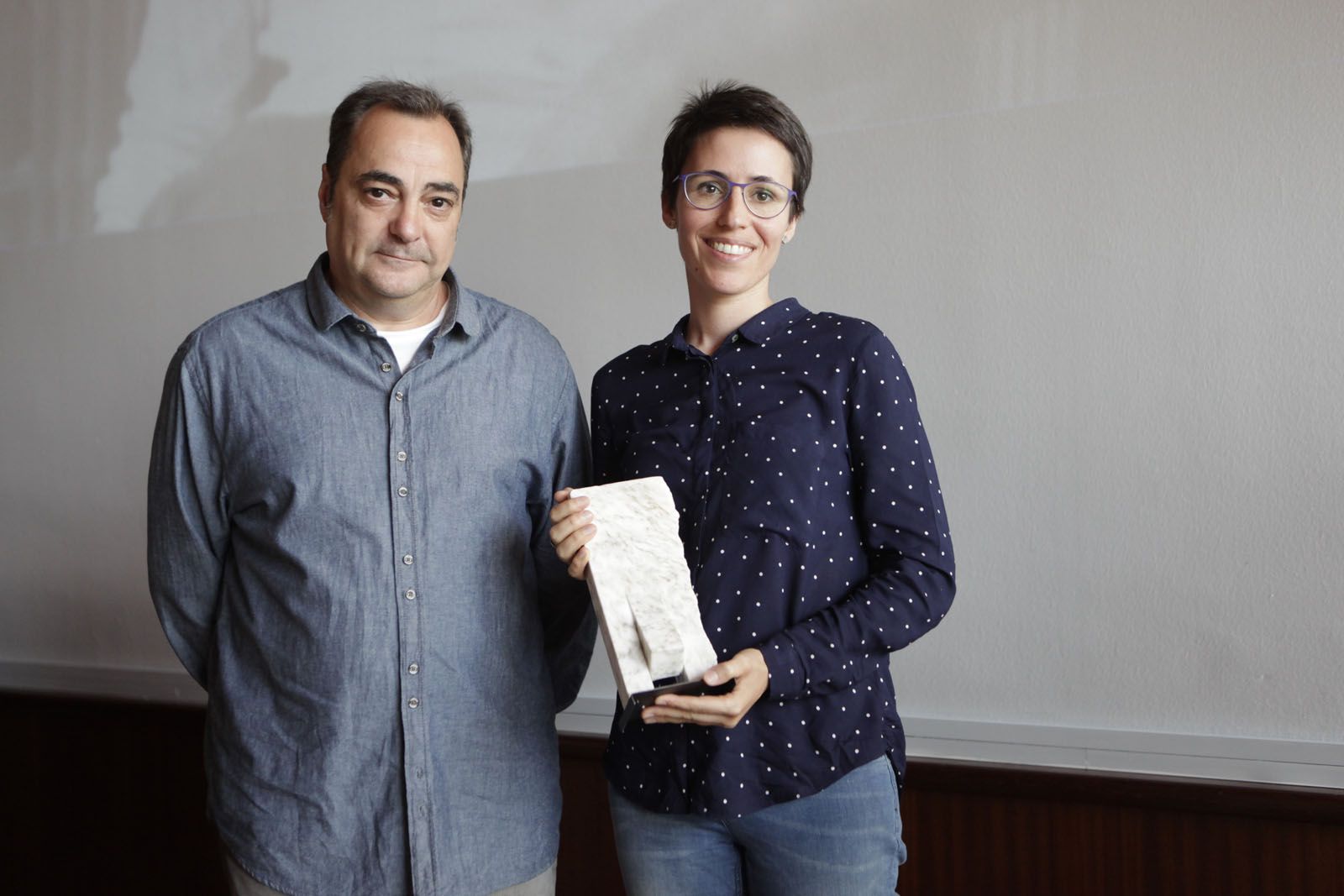 Eva Baltasar recollint el guardó de mans de Jordi Cornudella FOTO: Artur Ribera Eva Baltasar recollint el guardó de mans de Jordi Cornudella FOTO: Artur Ribera