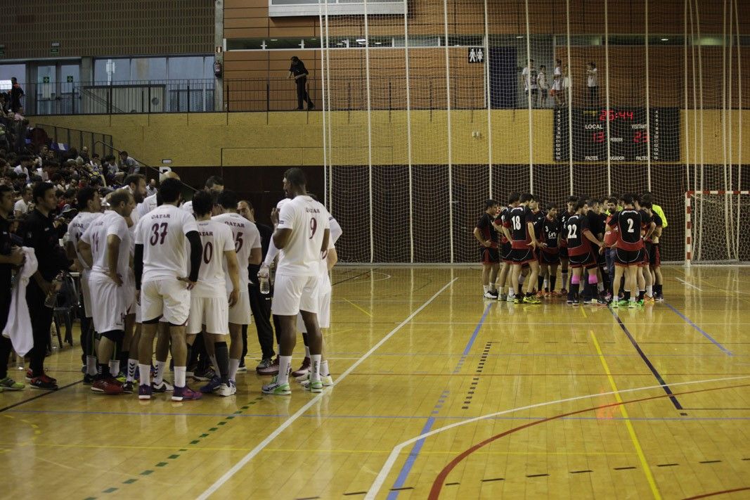 Qatar, de blanc, i el Club handbol Sant Cugat han ofert un molt bon partit. FOTO Artur Ribera