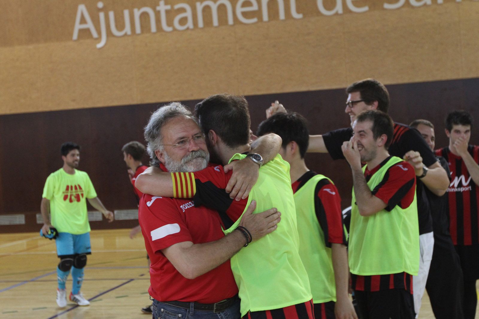 El delegat del FS Sant Cugat, Juan López, abraçant-se amb el capità Adri, després del partit FOTO: Haidy Blanc