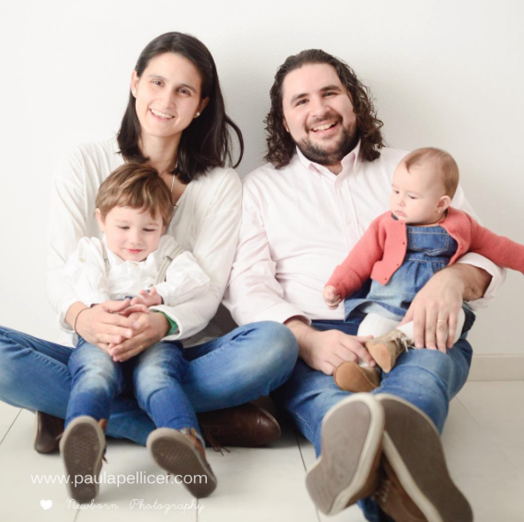 Agata Carreras amb el seu marit i els dos fills FOTO: Instagram lasorejasdetiti