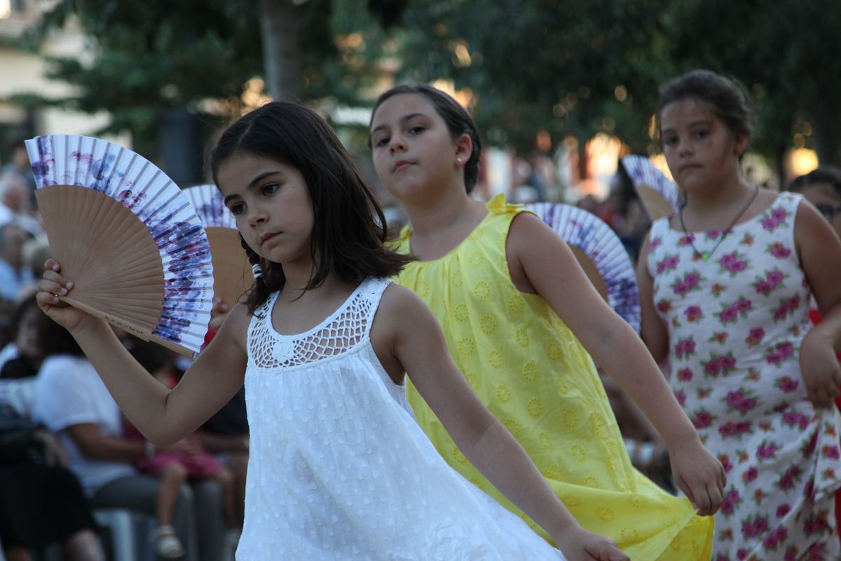 Petits i grans ballen el 'Paga-li, Joan' per Festa Major FOTO: Lali Puig
