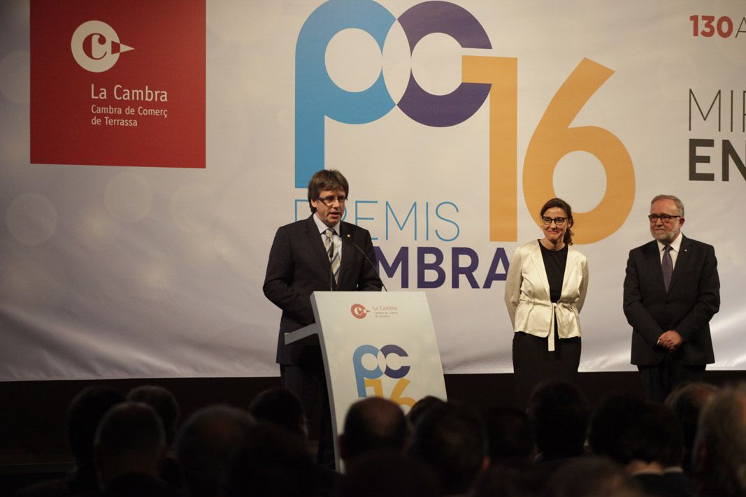 Carles Puigdemont fent el discurs, sota l'atenció de Mercè Conesa i Marià Galí FOTO: Artur Ribera Carles Puigdemont fent el discurs, sota l'atenció de Mercè Conesa i Marià Galí FOTO: Artur Ribera