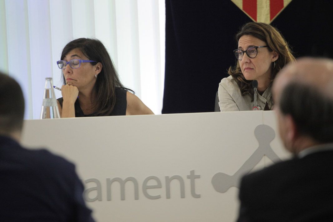 Cristina Paraira i Mercè Conesa, no acaben de veure clar el que escolten FOTO: Artur Ribera