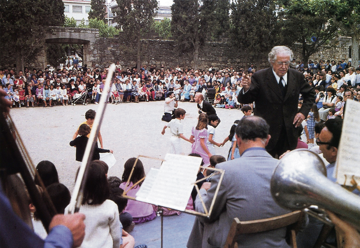 En Francesc dirigint per última vegada la cobla durant la ballada del ‘Paga-li, Joan’. Va morir el dia següent (29 de juny de 1981)  FOTO: Arxiu municipal