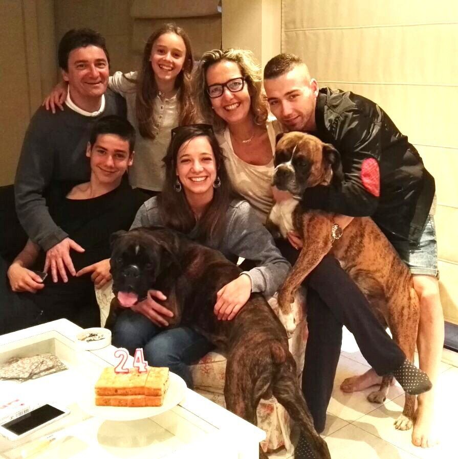 Els dos gossos amb la seva família FOTO: Cedida 