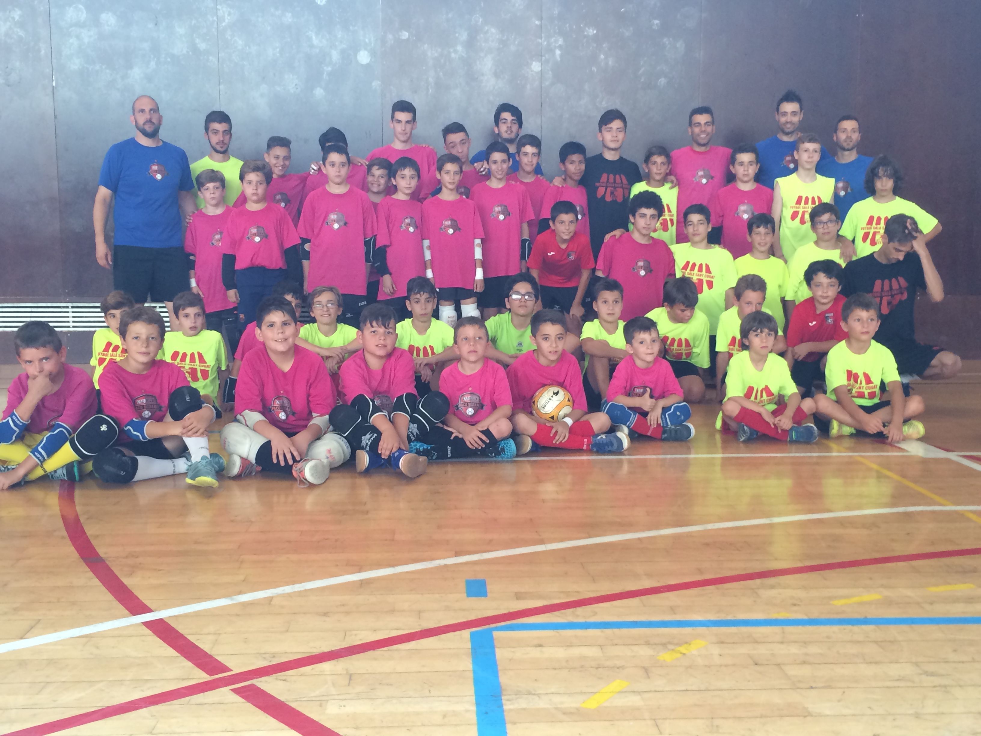 Els jugadors del campus del Paco Sedano i del FS Sant Cugat FOTO: À. L. P.