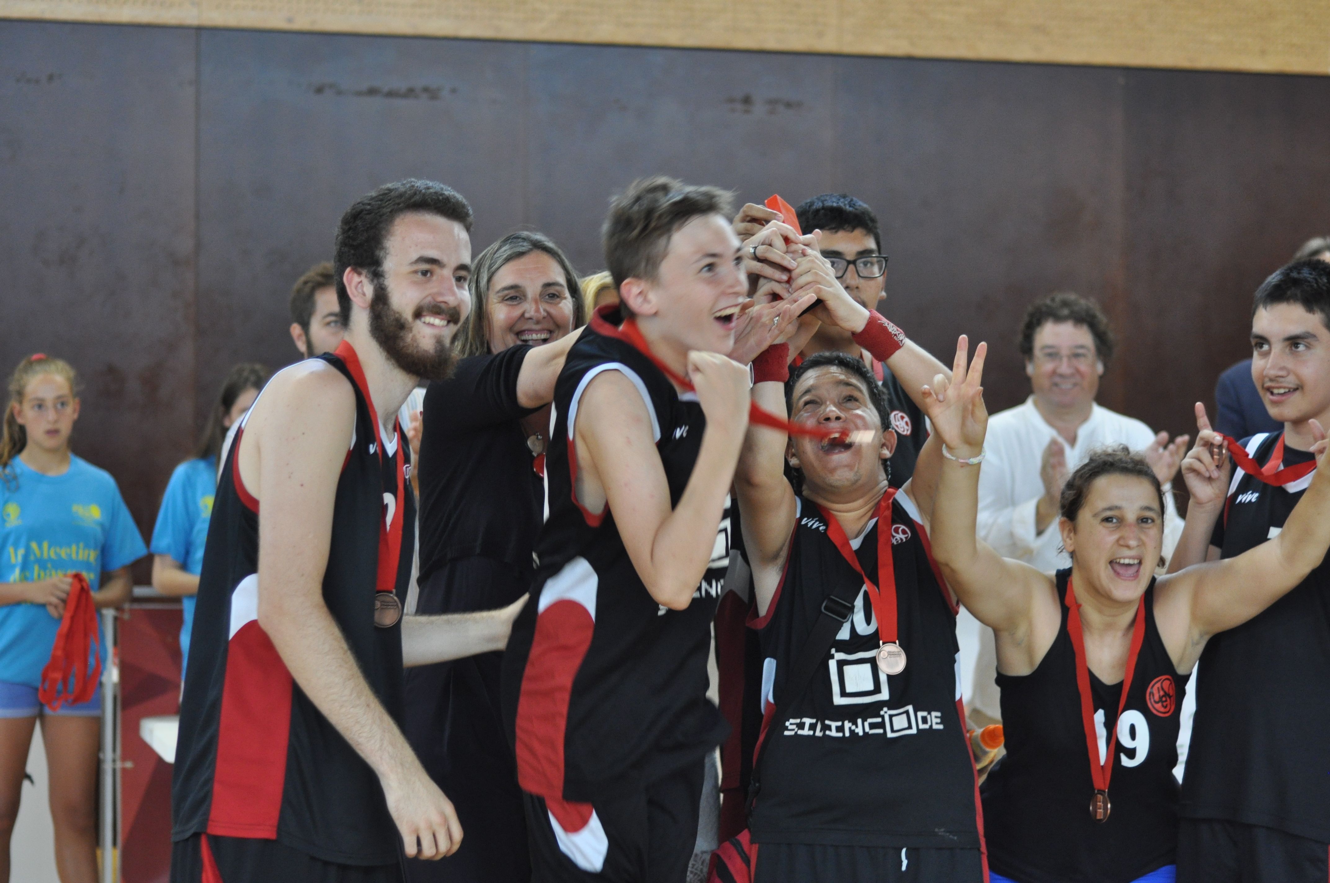 Els integrants de l'equips UESC-ASDI 1 reben el trofeu FOTO: Pere Fernández