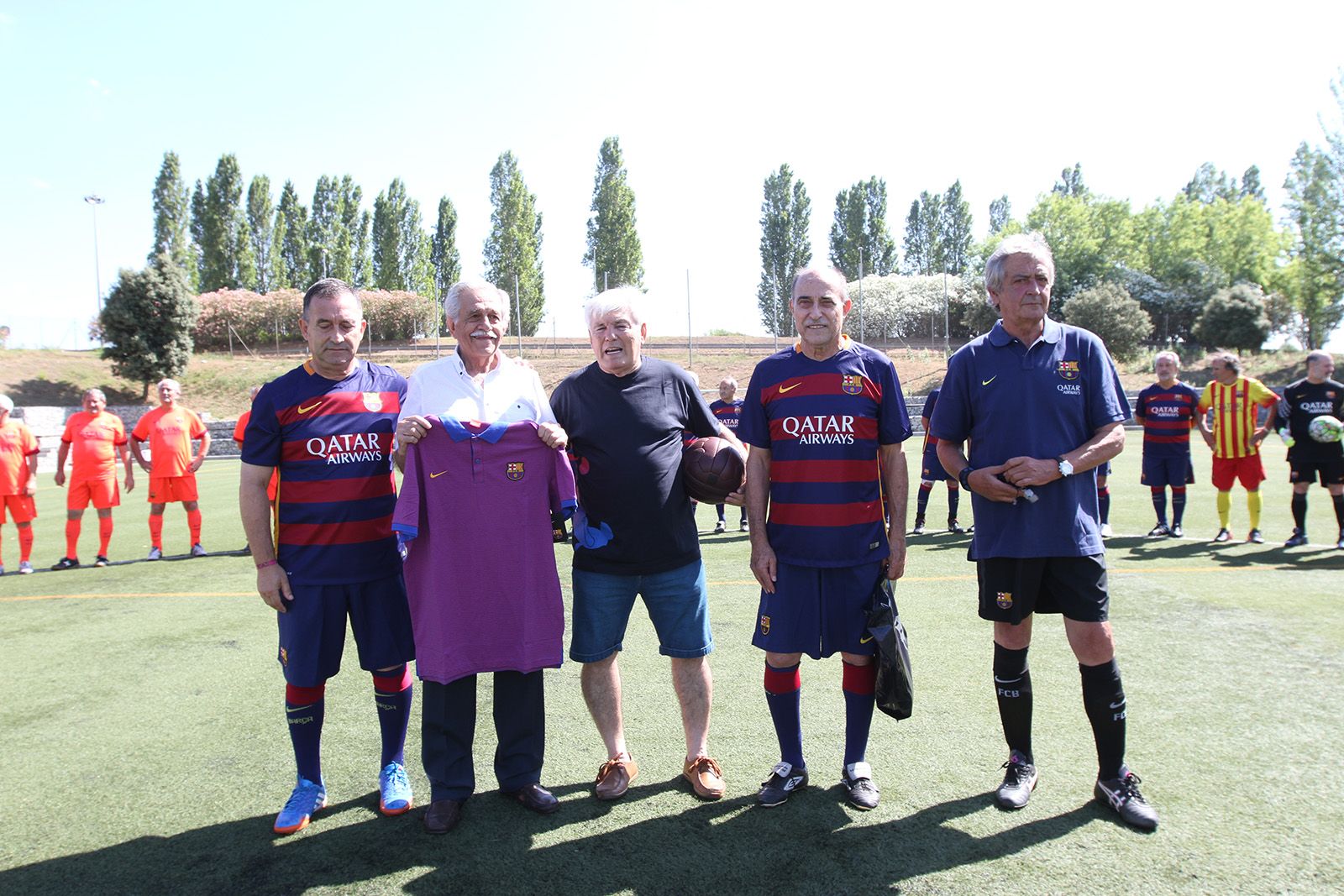 Josep Maria Félez, al mig, amb una pilota antiga que l'ha regalat l'Agrupació FOTO: Haidy Blanch