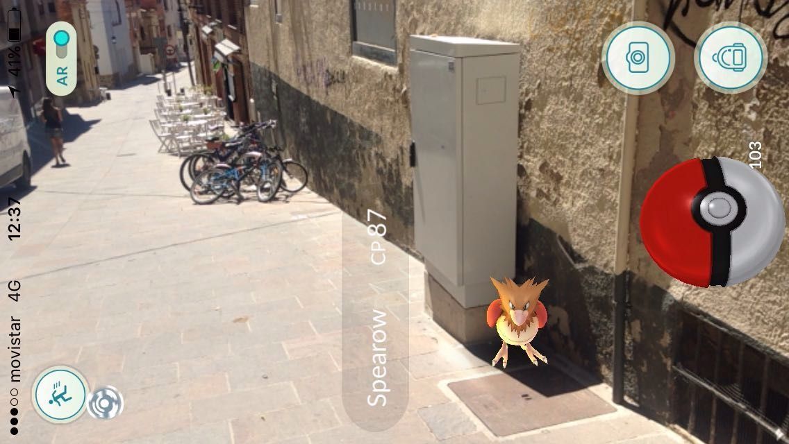 Un Pok&eacute;mon al carrer de Balmes amb Santiago Russinyol  FOTO: S. Baixas