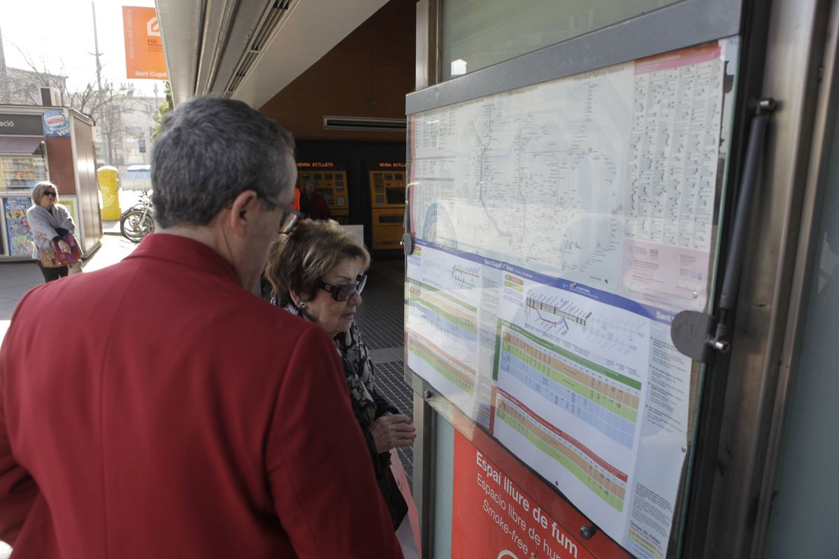 Garcia atenent a un client FOTO: Artur Ribera