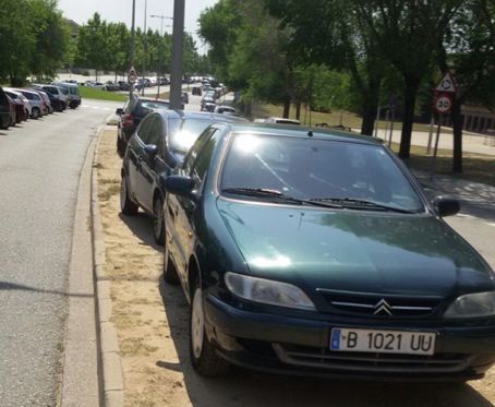 Els veïcles estacionen a zones verdes i voreres FOTO: Cedida