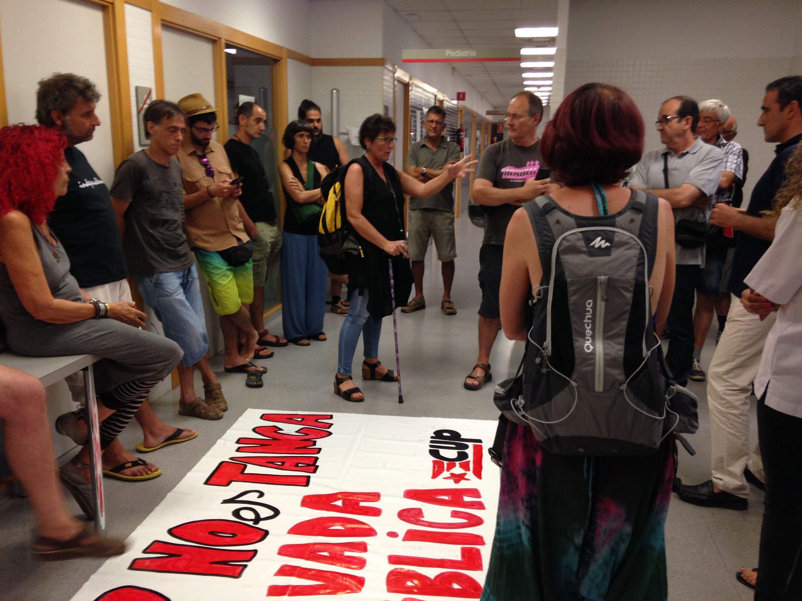 Els manifestants han lliurat el manifest al director del centre  FOTO: C. Caballé