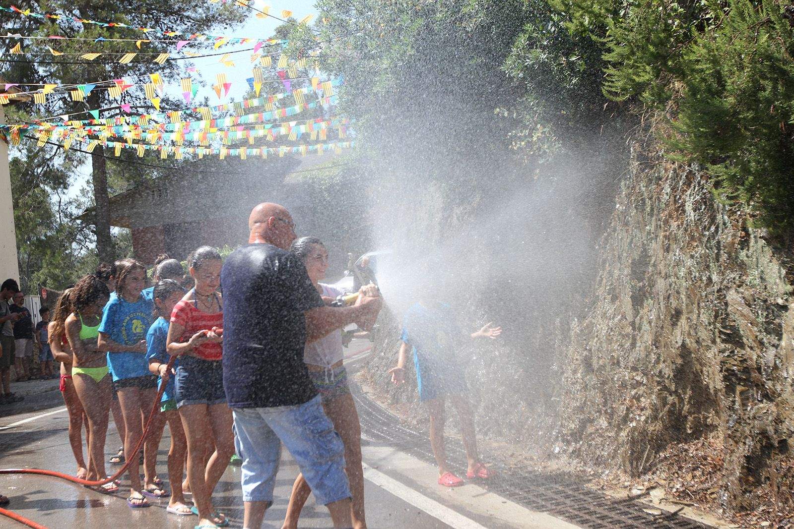 El Grup d'Autoprotecció ensenyant els petits de barri a fer servir la mànega FOTO: Haidy Blanch 