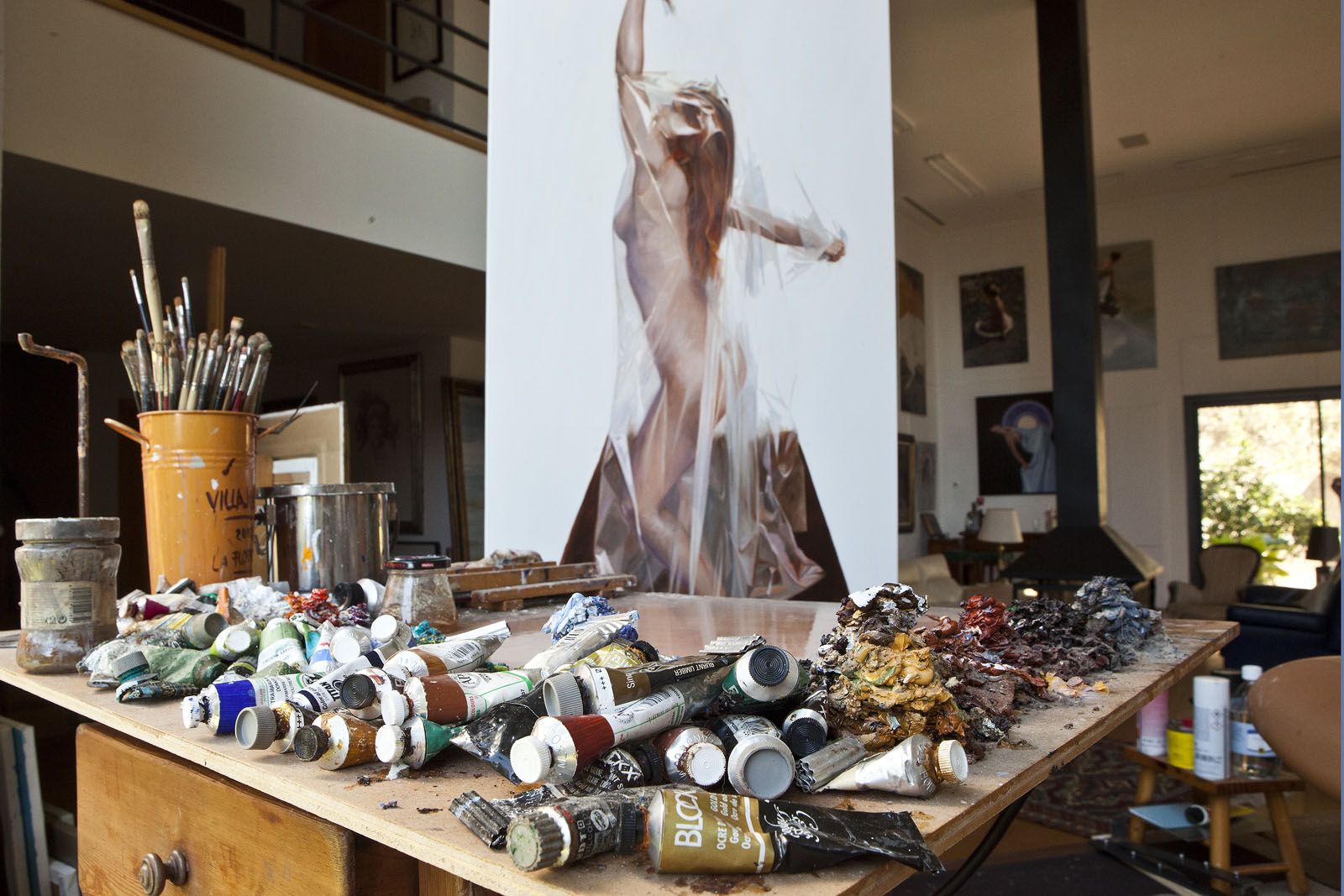Actualment treballa amb la col·lecció de dones envoltades de plàstic  FOTO: Artur Ribera
