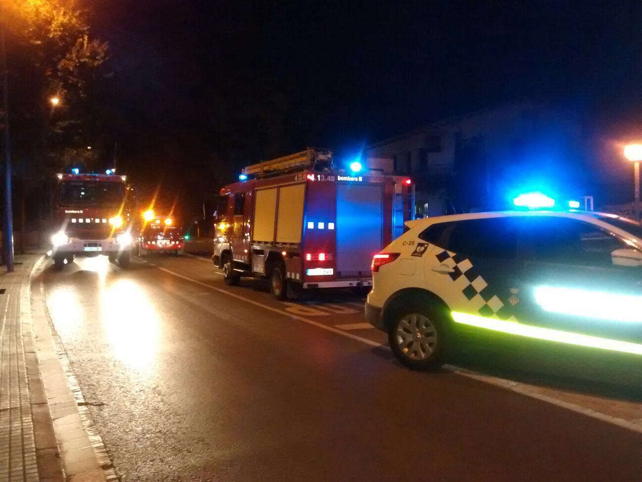 Bombers i Policia Local treballant en un incident previ FOTO: M&ograve;nica Condominas