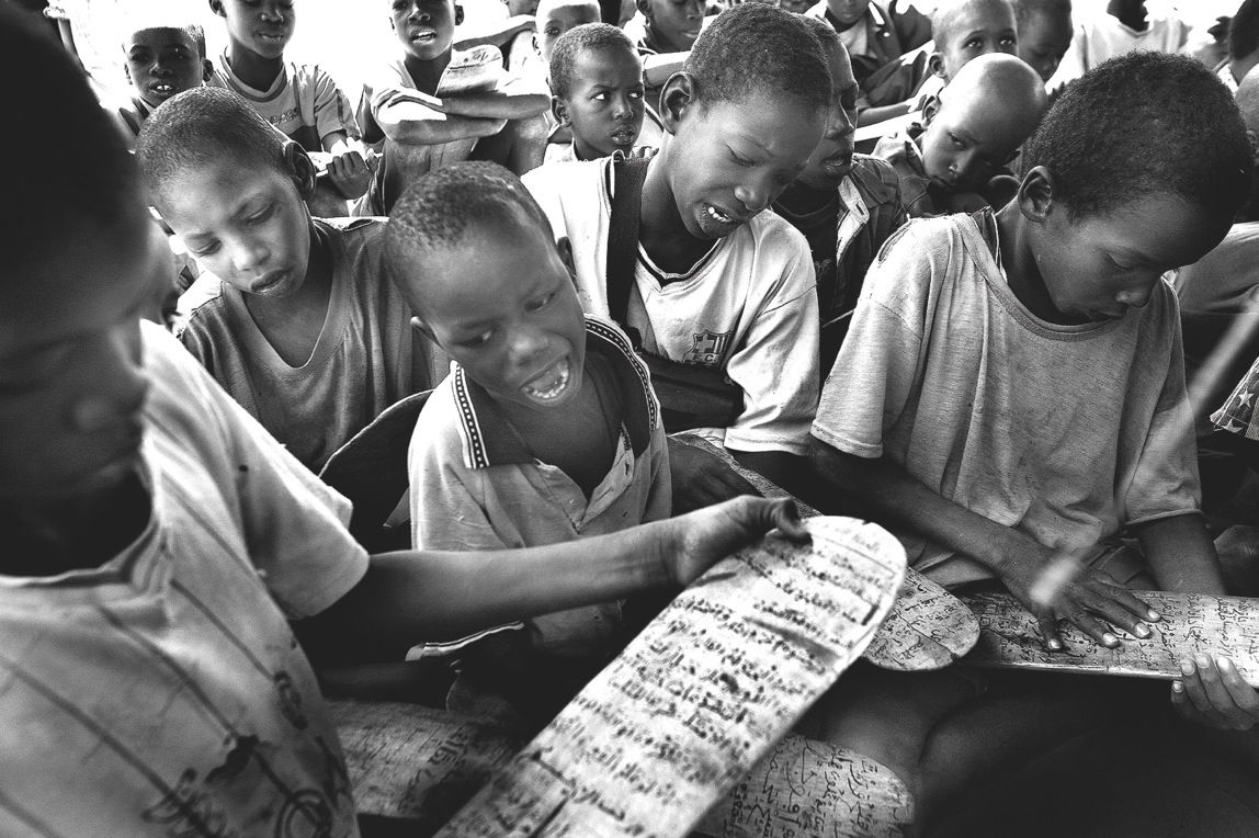 Foto de Kim Manresa feta l'any 2013 a les escoles alcor&agrave;niques (al sud del Senegal), els talibes, nens humils que viuen quasi esclavitzats en aquests centres i els obliguen a pidolar per recollir diners