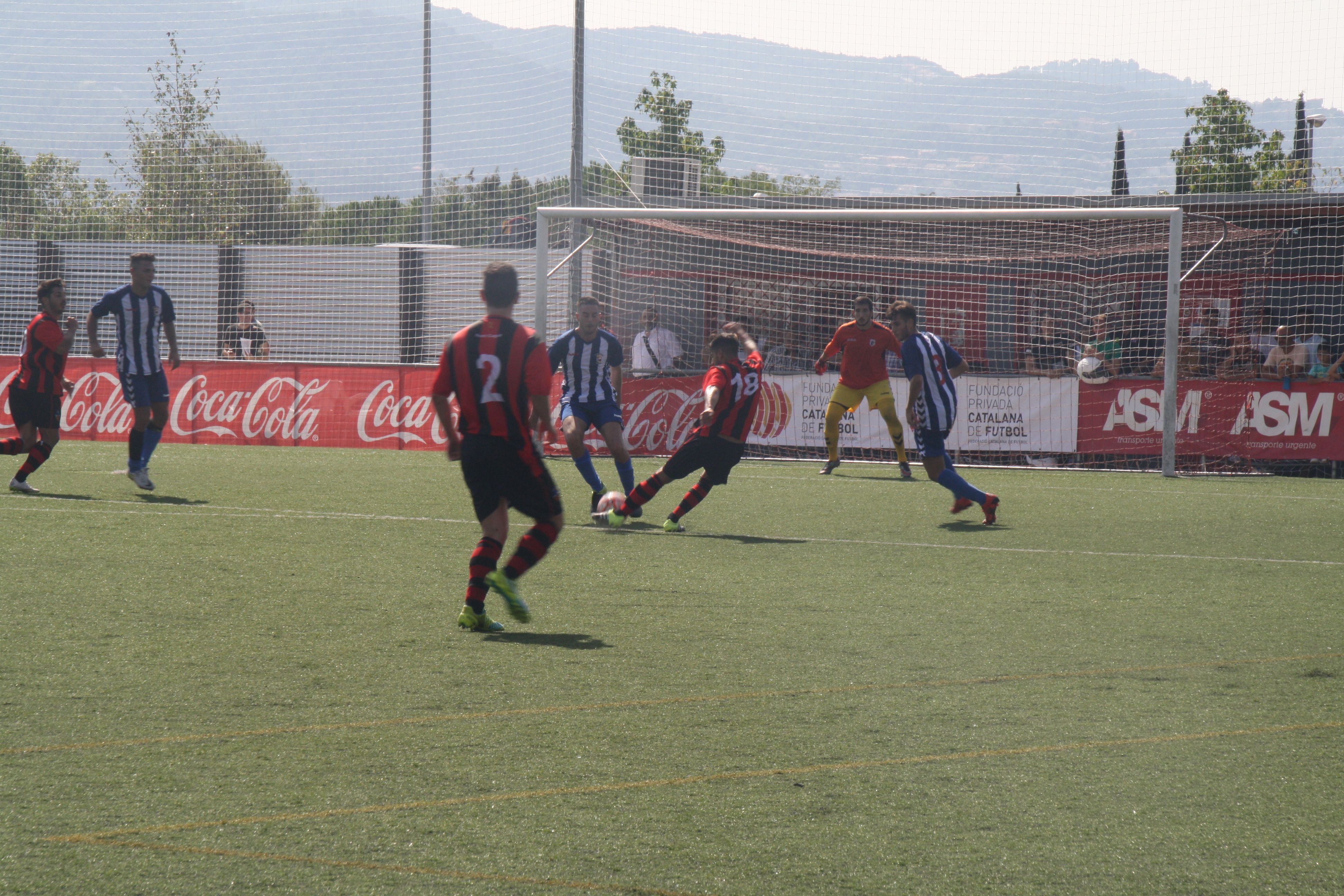 Una acció del partit entre el Sant Cugat Esport FC i el CP San Crsitóbal FOTO: Àlex López Puig