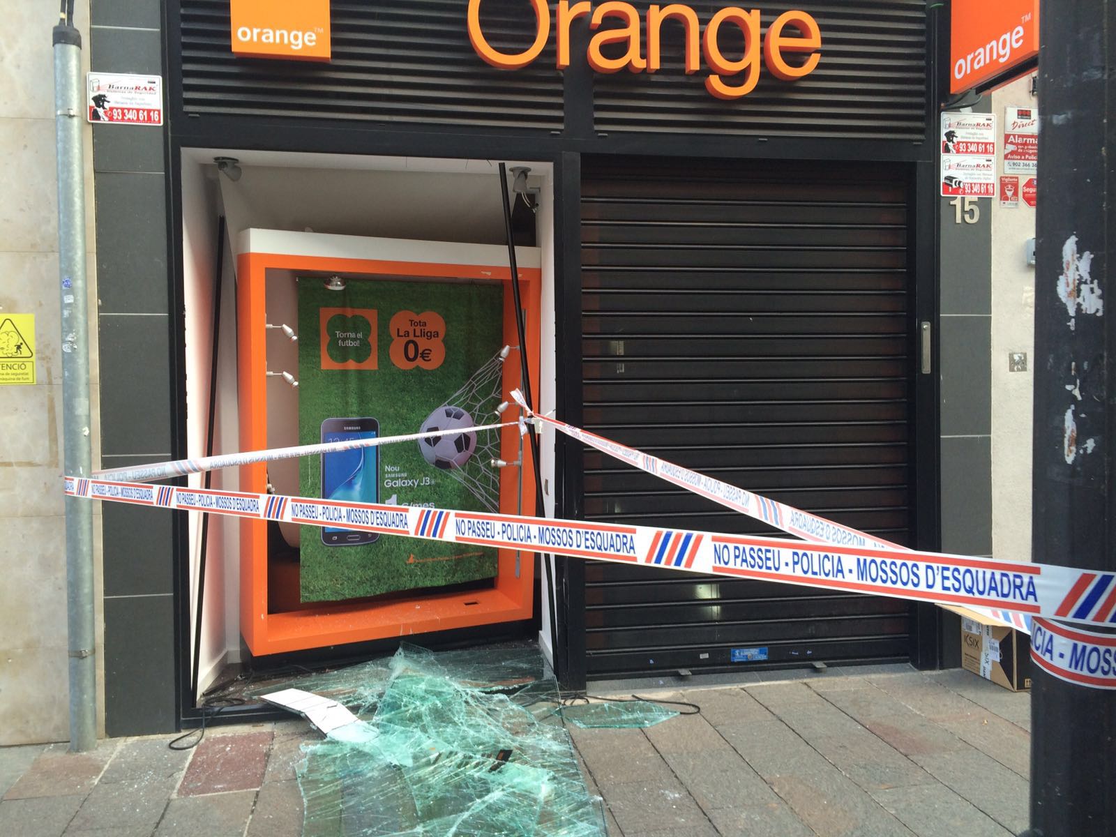 Els lladres també han entrat a la botiga Orange FOTO: Mireia Puente