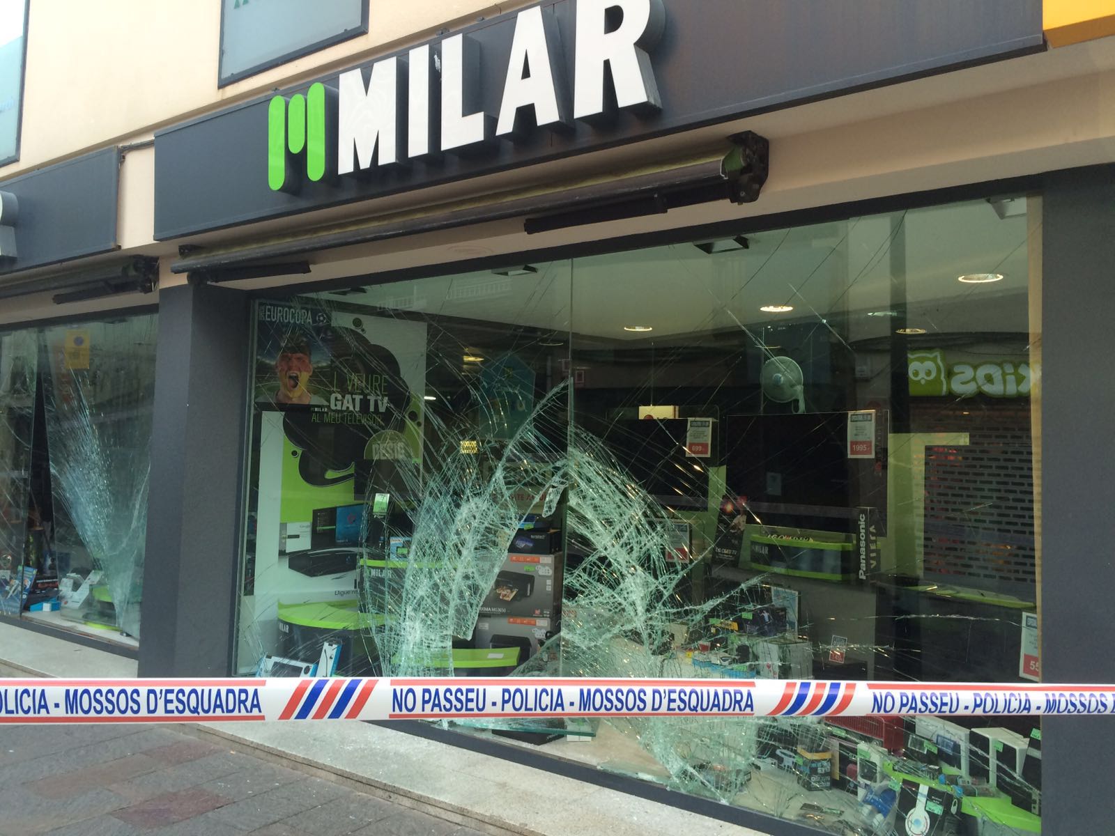 Així va quedar la botiga Milar el passat 31 d'agost després del robatori FOTO: Mireia Puente