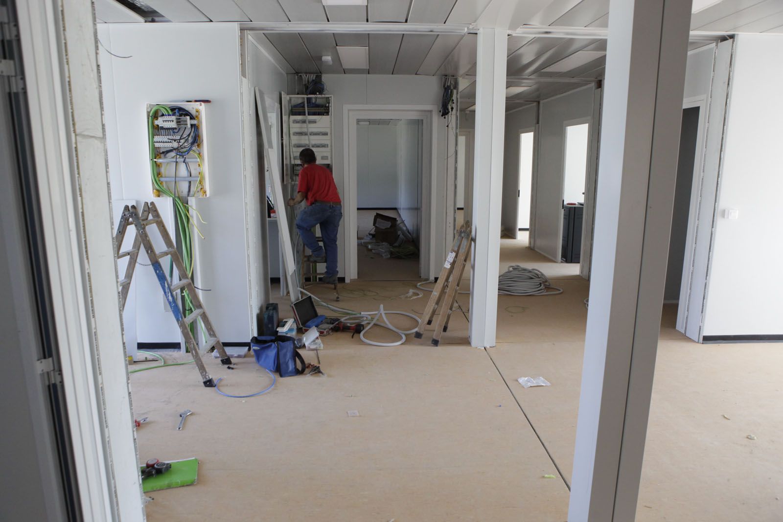 Un operari treball en l'interior del nou centre educatiu FOTO: Artur Ribera