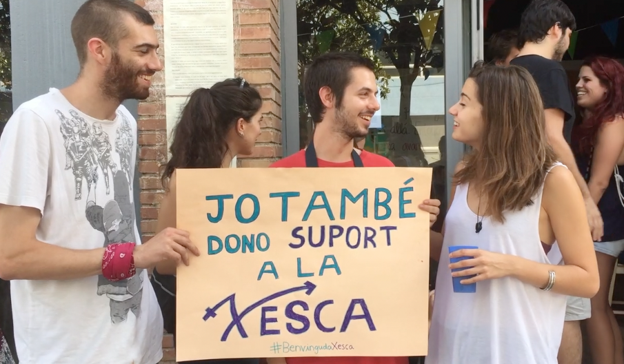 Els assistents s'han fet fotografies amb aquest cartell per mostrar el seu suport a la Xesca FOTO: Mireia Puente 