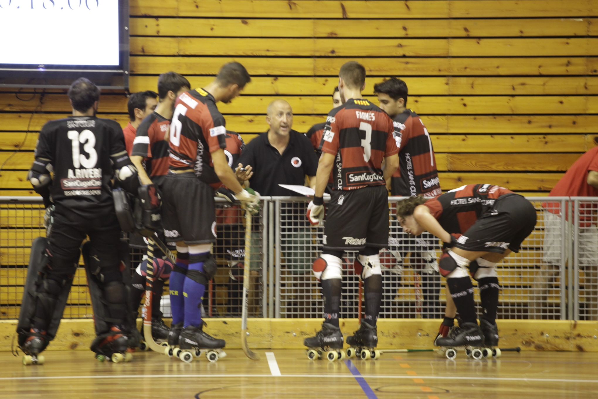 Joan Carles Vadillo donant instruccions als jugadors del PHC Sant Cugat. FOTO: Artur Ribera